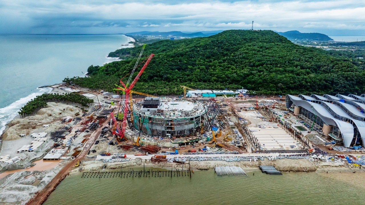 07-1791347874-ben-trong-dai-cong-truong-trai-tim-apec-2027-hang-nghin-nguoi-thi-cong-xuyen-ngay-dem-o-phu-quoc