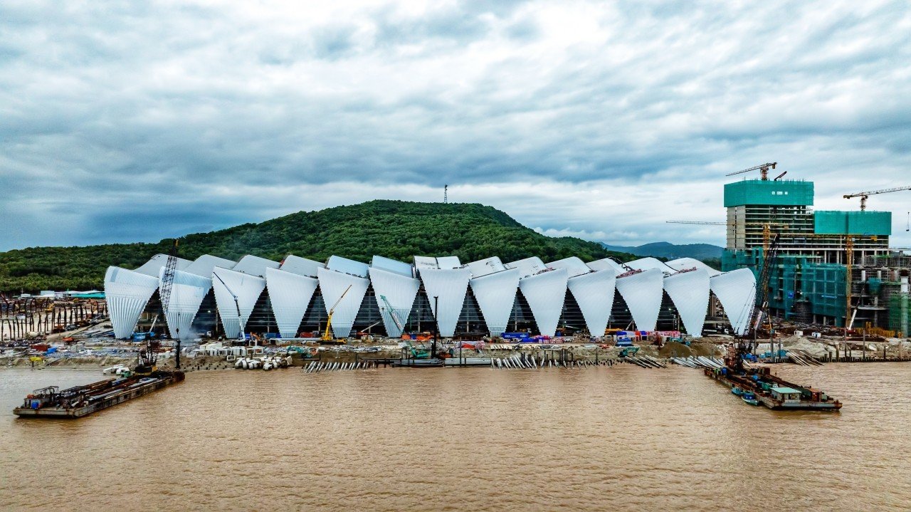 07-1791347993-ben-trong-dai-cong-truong-trai-tim-apec-2027-hang-nghin-nguoi-thi-cong-xuyen-ngay-dem-o-phu-quoc