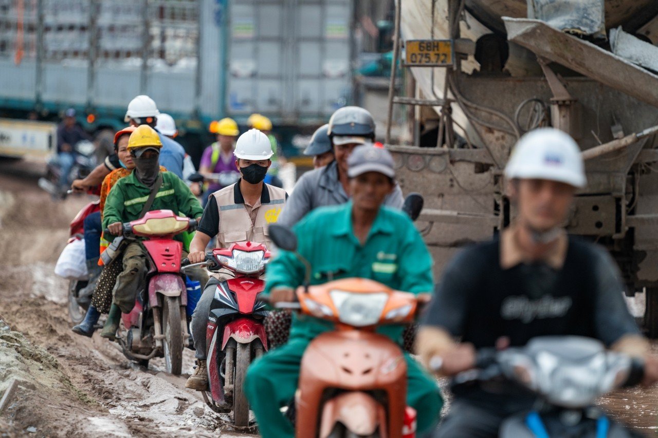 07-1791348119-ben-trong-dai-cong-truong-trai-tim-apec-2027-hang-nghin-nguoi-thi-cong-xuyen-ngay-dem-o-phu-quoc