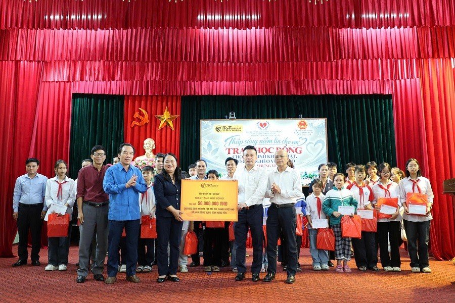 07-1791357011-tt-group-trao-100-suat-hoc-bong-cho-hoc-sinh-co-hoan-canh-kho-khan-tai-hung-yen