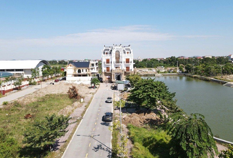 08-1791435182-hanh-trinh-dua-biet-thu-4-tang-nang-tram-tan-di-400m-de-lam-duong-ket-noi-san-bay-gia-binh