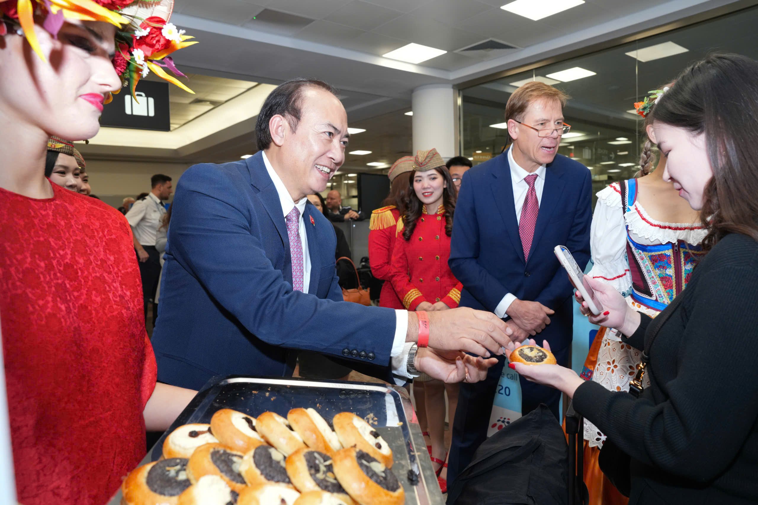 11-1791714222-vietjet-khai-truong-loat-duong-bay-ha-noi-almaty-ha-noi-praha-va-almaty-praha-tang-cuong-ket-noi-a-au