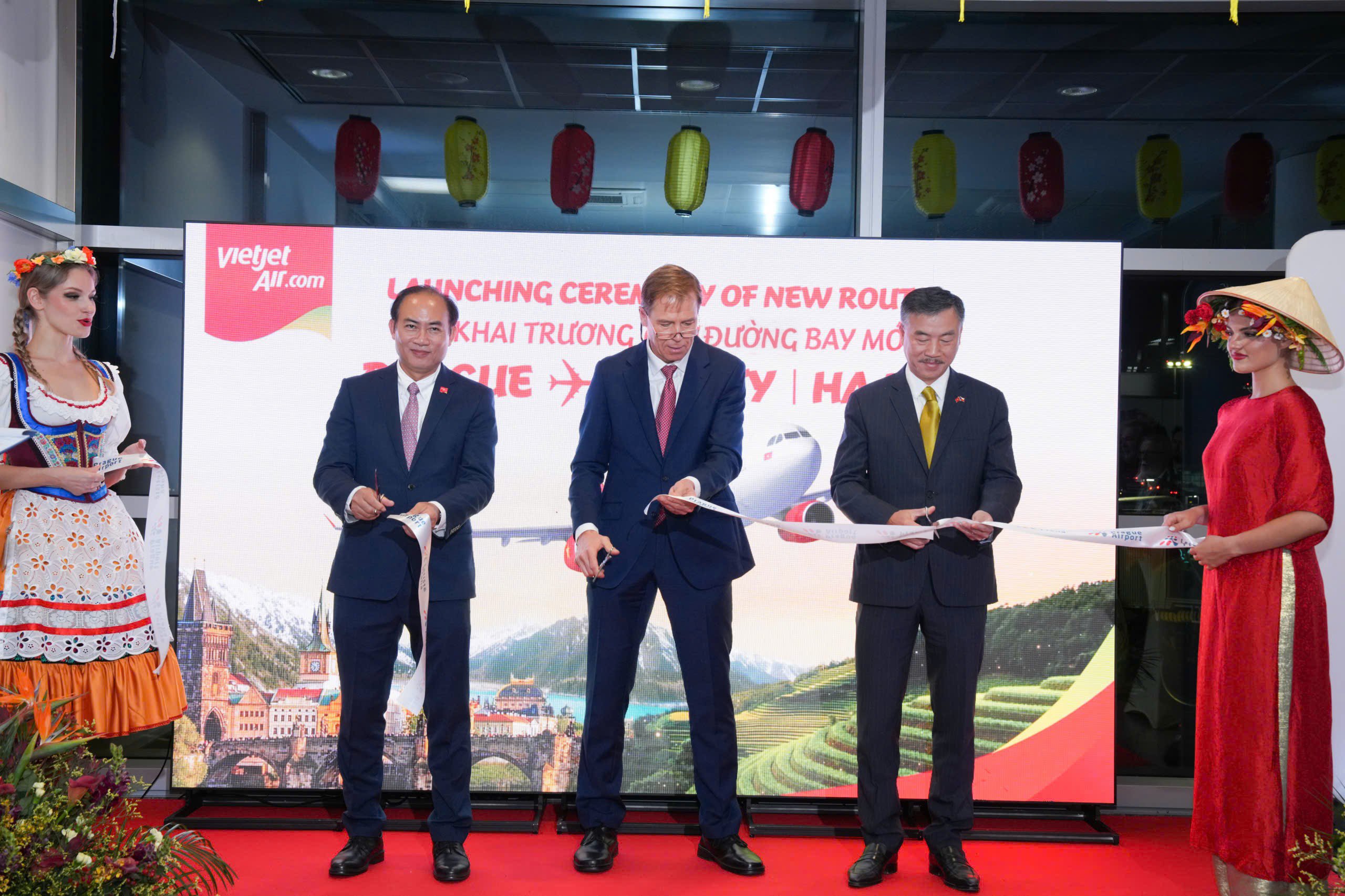 11-1791714244-vietjet-khai-truong-loat-duong-bay-ha-noi-almaty-ha-noi-praha-va-almaty-praha-tang-cuong-ket-noi-a-au