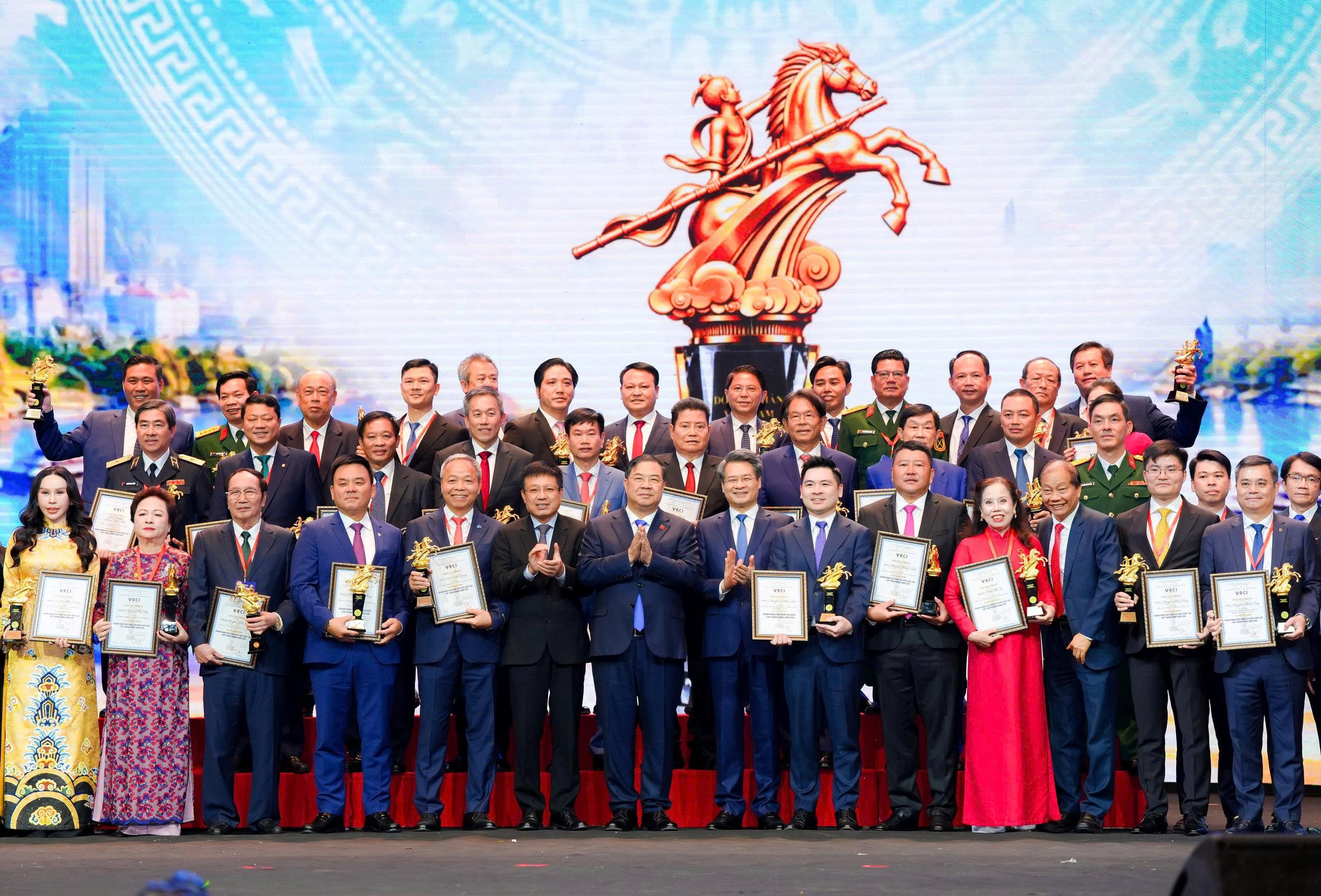 12-1791792733-chu-tich-hdqt-tong-giam-doc-geleximco-duoc-vinh-danh-doanh-nhan-viet-nam-tieu-bieu-cup-thanh-giong-2026