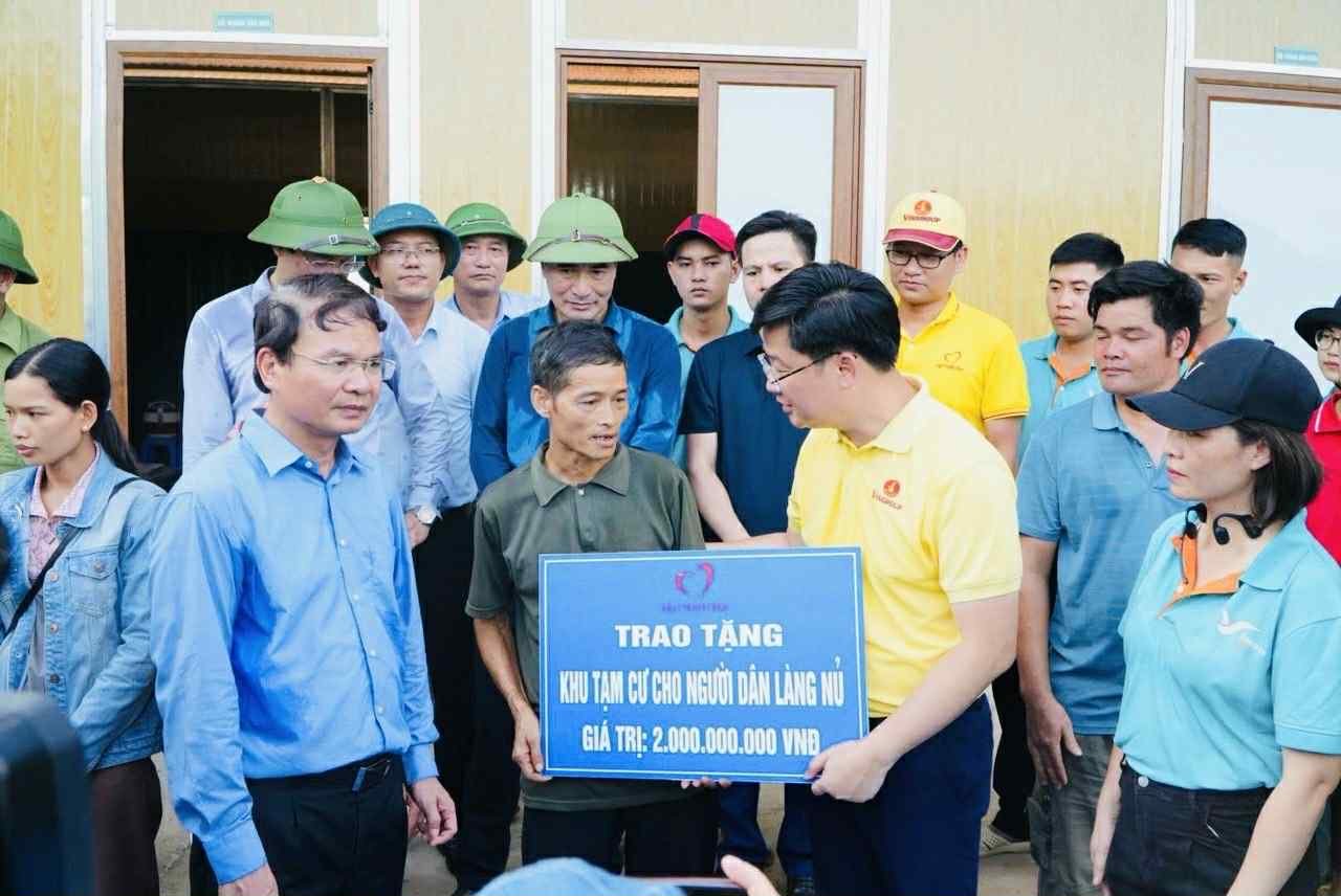 13-1791848175-nha-dong-sang-lap-quy-thien-tam-ba-pham-thu-huong-lam-viec-thien-de-thay-minh-song-co-gia-tri-hon