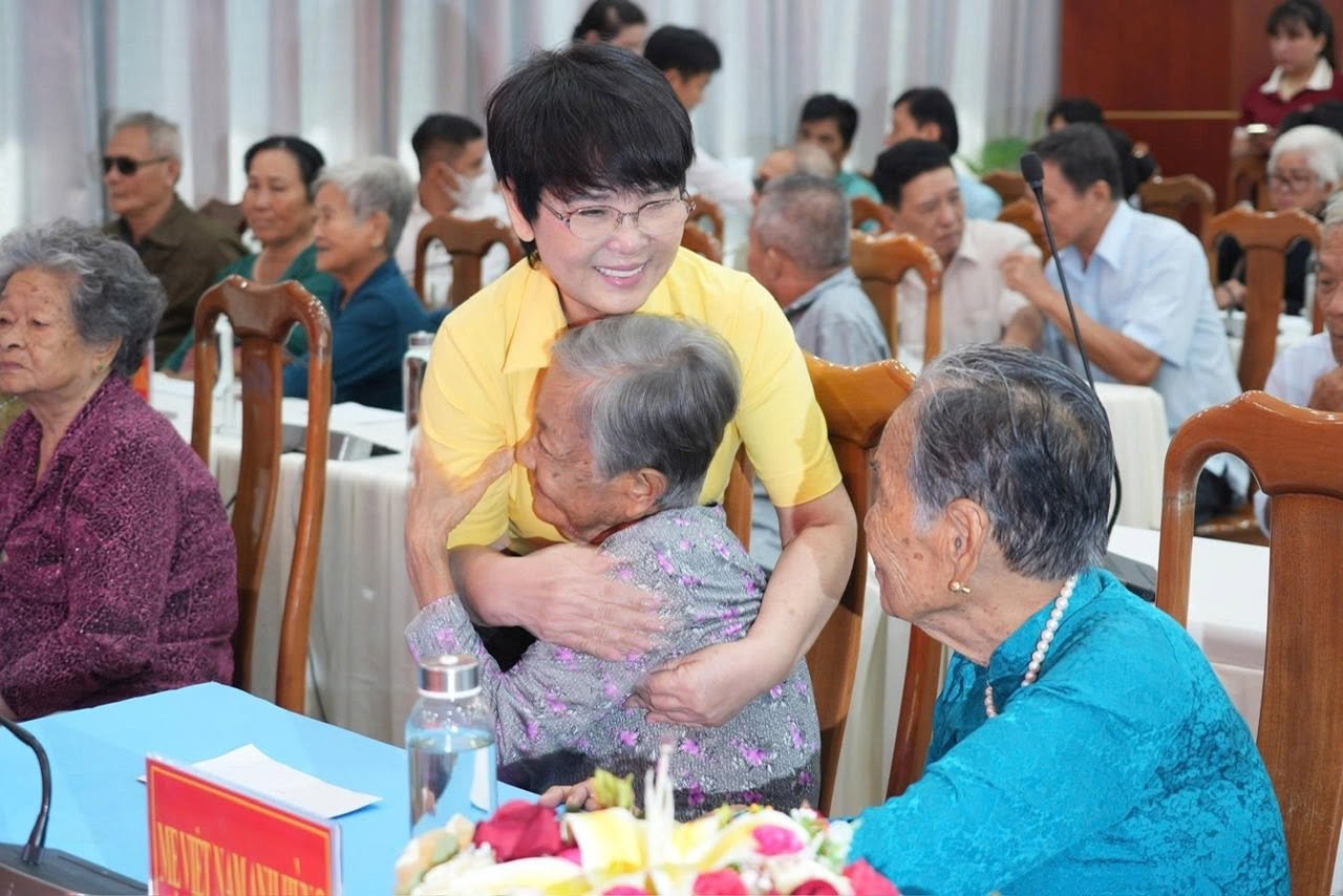13-1791848320-nha-dong-sang-lap-quy-thien-tam-ba-pham-thu-huong-lam-viec-thien-de-thay-minh-song-co-gia-tri-hon