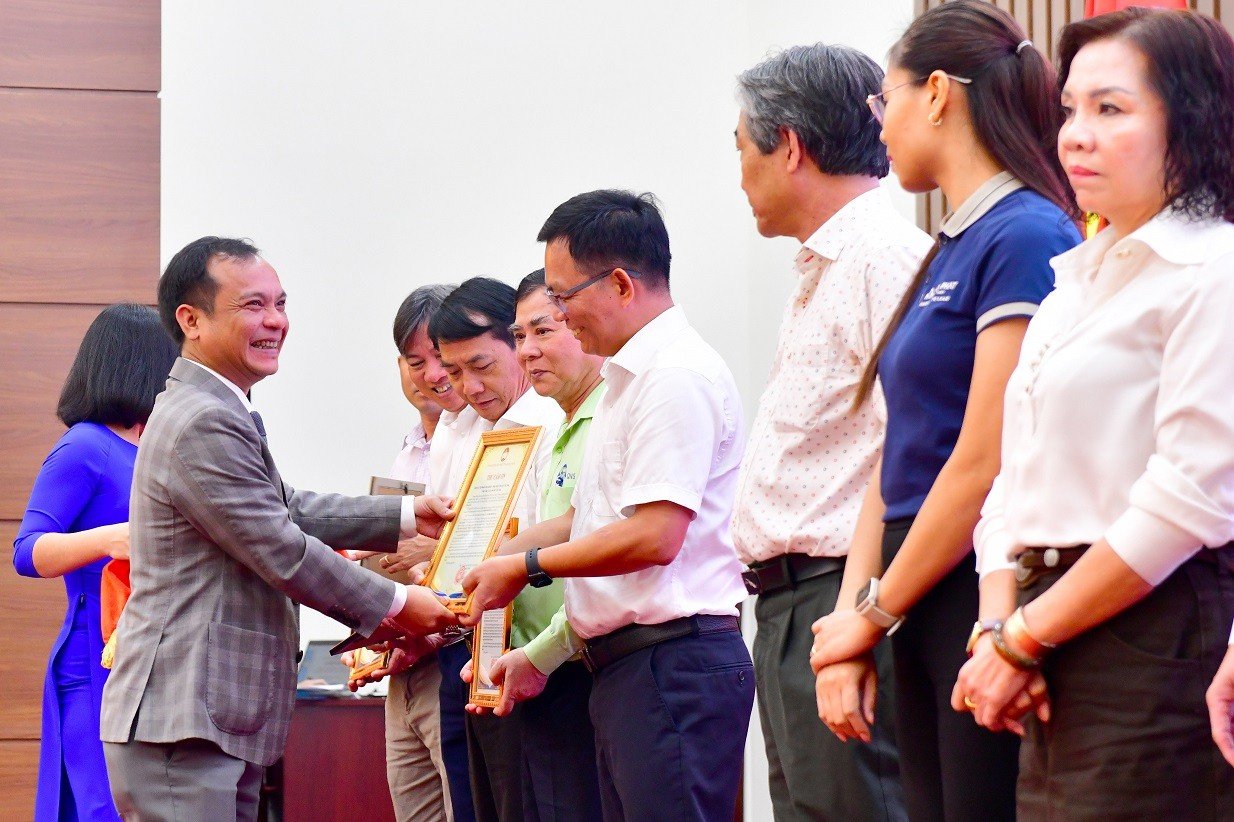 16-1792120983-bsr-ung-ho-10-ty-dong-cho-quy-vi-nguoi-ngheo-tinh-quang-ngai