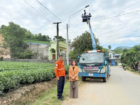 Thái Nguyên: Núi Pháo hỗ trợ 500 triệu đồng cho công trình đèn cao áp tại Xã Phú Lạc