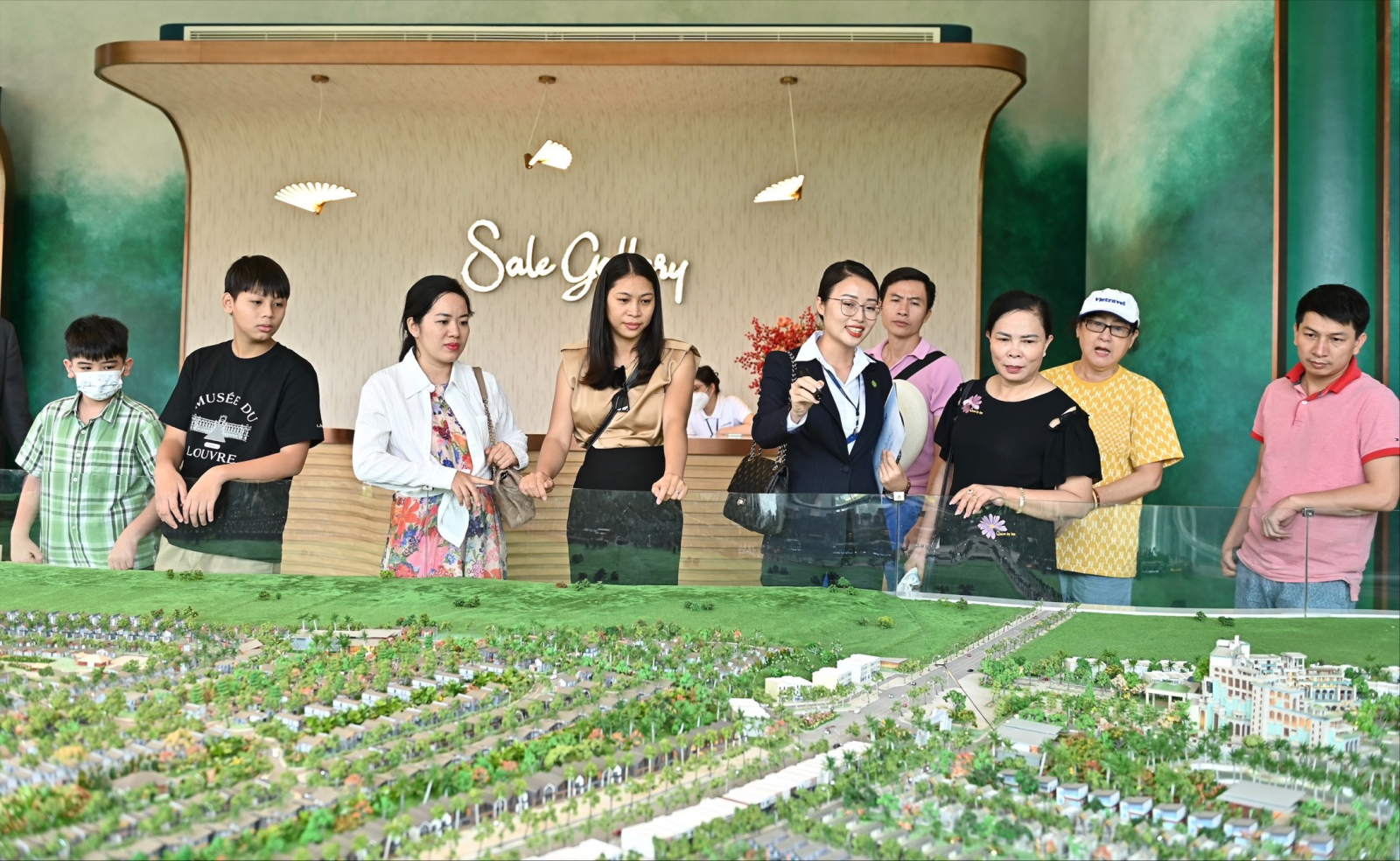 Khách hàng tham quan sa bàn của dự án