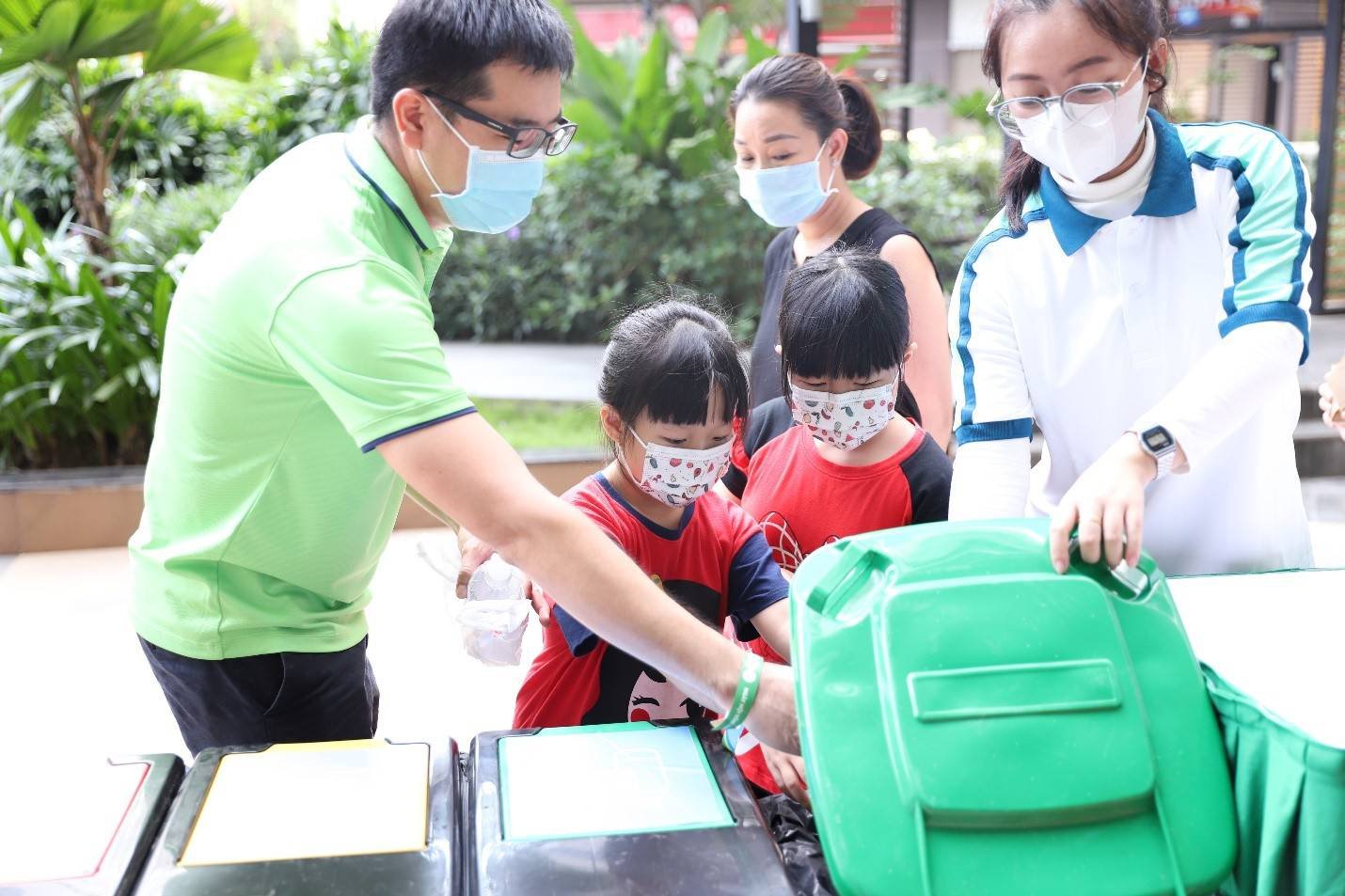Bé Thiên An tự tay mang chai lọ nhựa tới chương trình để học cách phân loại rác