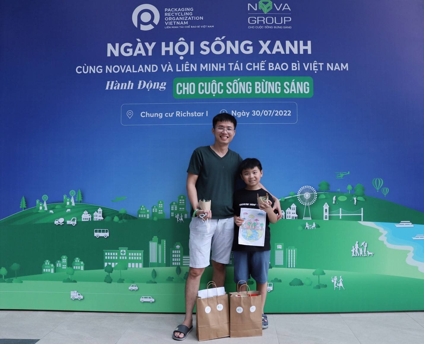 Anh Tú cùng con trai hào hứng nhận những phần quà ý nghĩa sau khi tham gia các hoạt động tại chương trình
