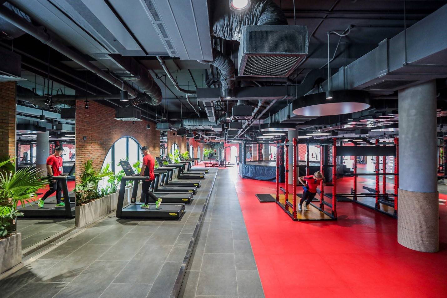 Khách trải nghiệm và cư dân Aqua City choáng ngợp với quy mô và đẳng cấp của trung tâm thể thao đa năng Aqua Sport Center vừa hoàn thiện.