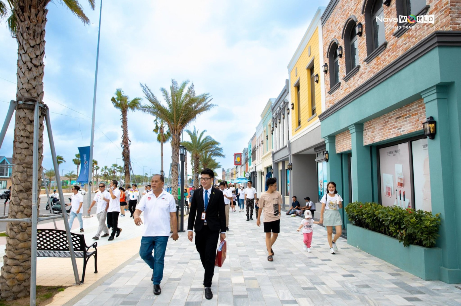 Đại lộ shophouse với những thương hiệu ẩm thực, mua sắm nổi tiếng, đa dạng lựa chọn trải nghiệm thú vị cho du khách khi đến với NovaWorld Ho Tram