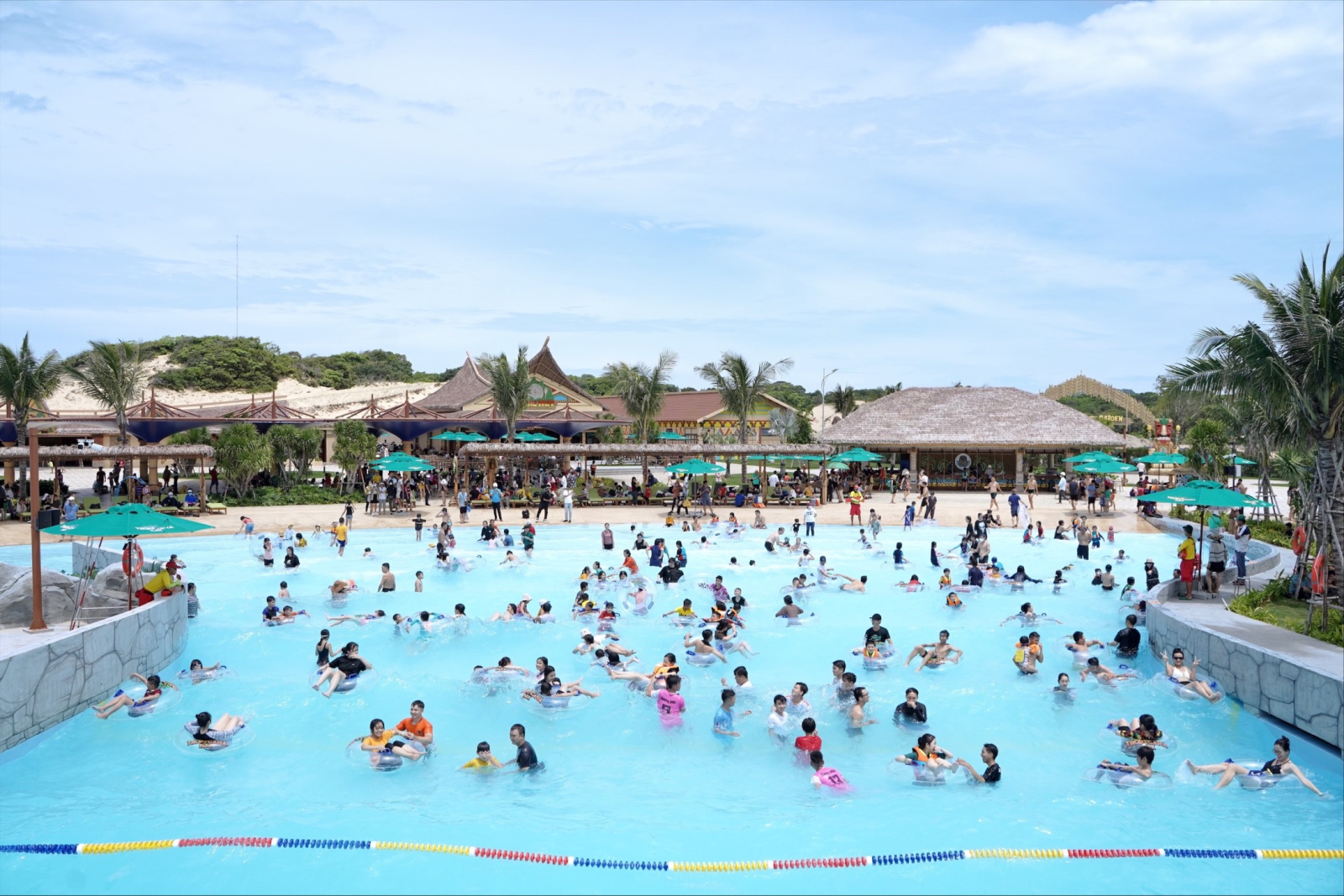 Công viên nước Tropicana Park ghi nhận đã đón hơn 100.000 lượt khách đến vui chơi từ ngày khai trương 1/6/2022