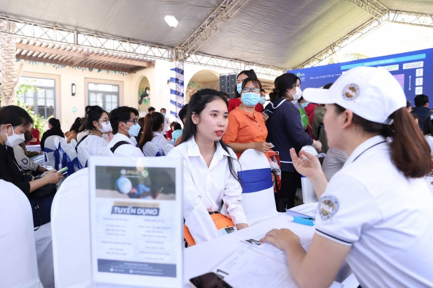 Ứng viên phỏng vấn trực tiếp và nghe tư vấn từ các chuyên gia tuyển dụng tại đại hội tuyển dụng NovaGroup